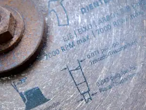 Cutting disc with its speed rating on the label