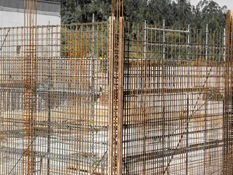 Mesh and reinforcement panels on a site